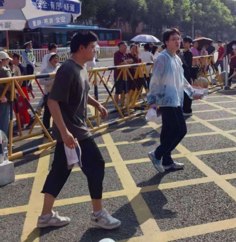 【超德德育】高考启幕：笔尖下的十二年，身后有凝望的目光和那抹红