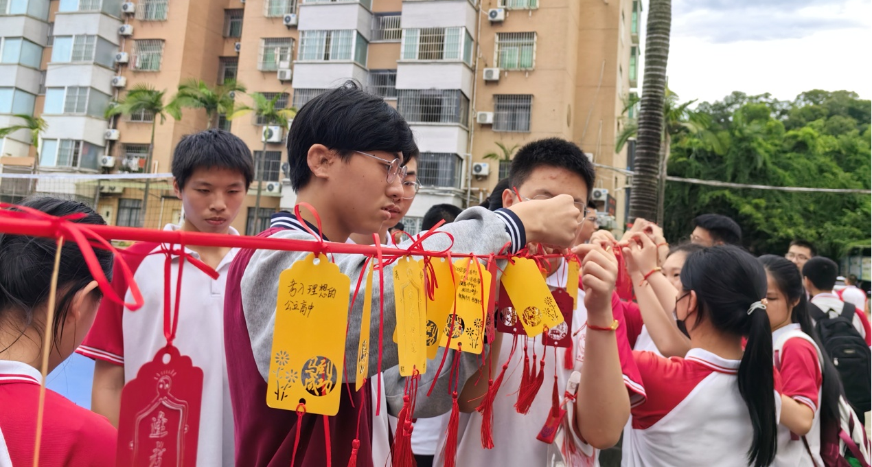 【超德德育】校长一句“细节定高度”，超德少年昂首踏过祝福红毯出征中考